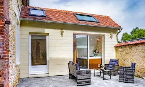 Façade rénovée avec deux ouvertures, toiture et terrasse aménagée