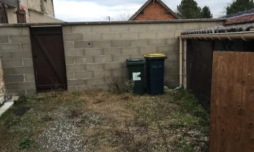 Petite cour fermée et mur en parpaings avant travaux