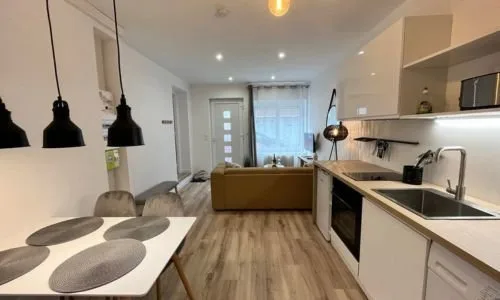 Cuisine ouverte et espace repas lumineux après transformation